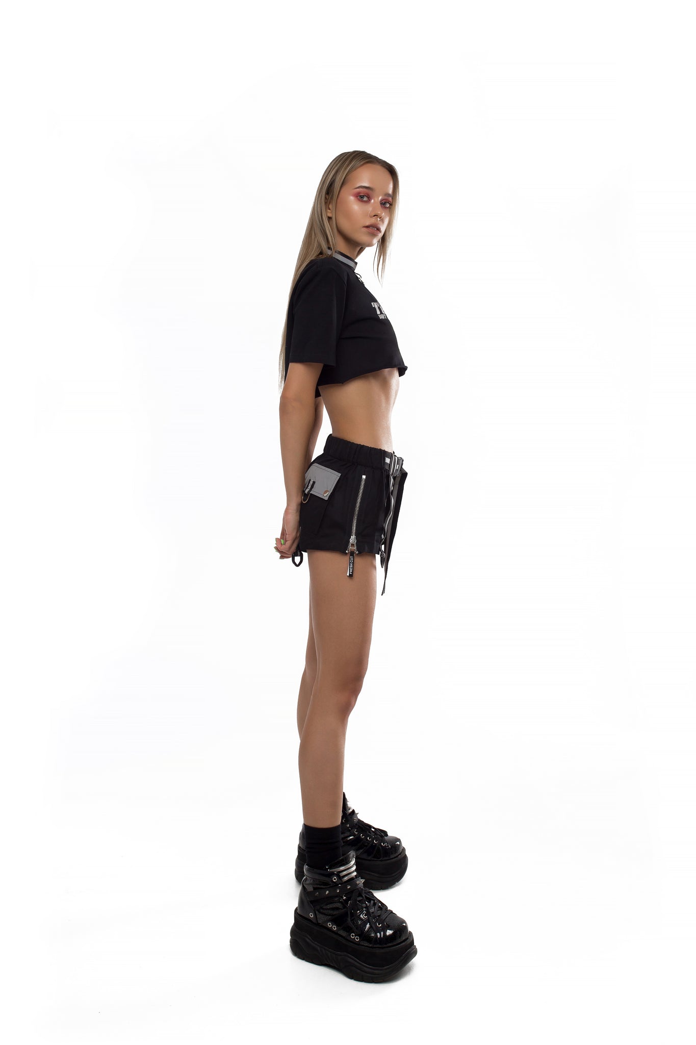 Cargo shorts with reflective details