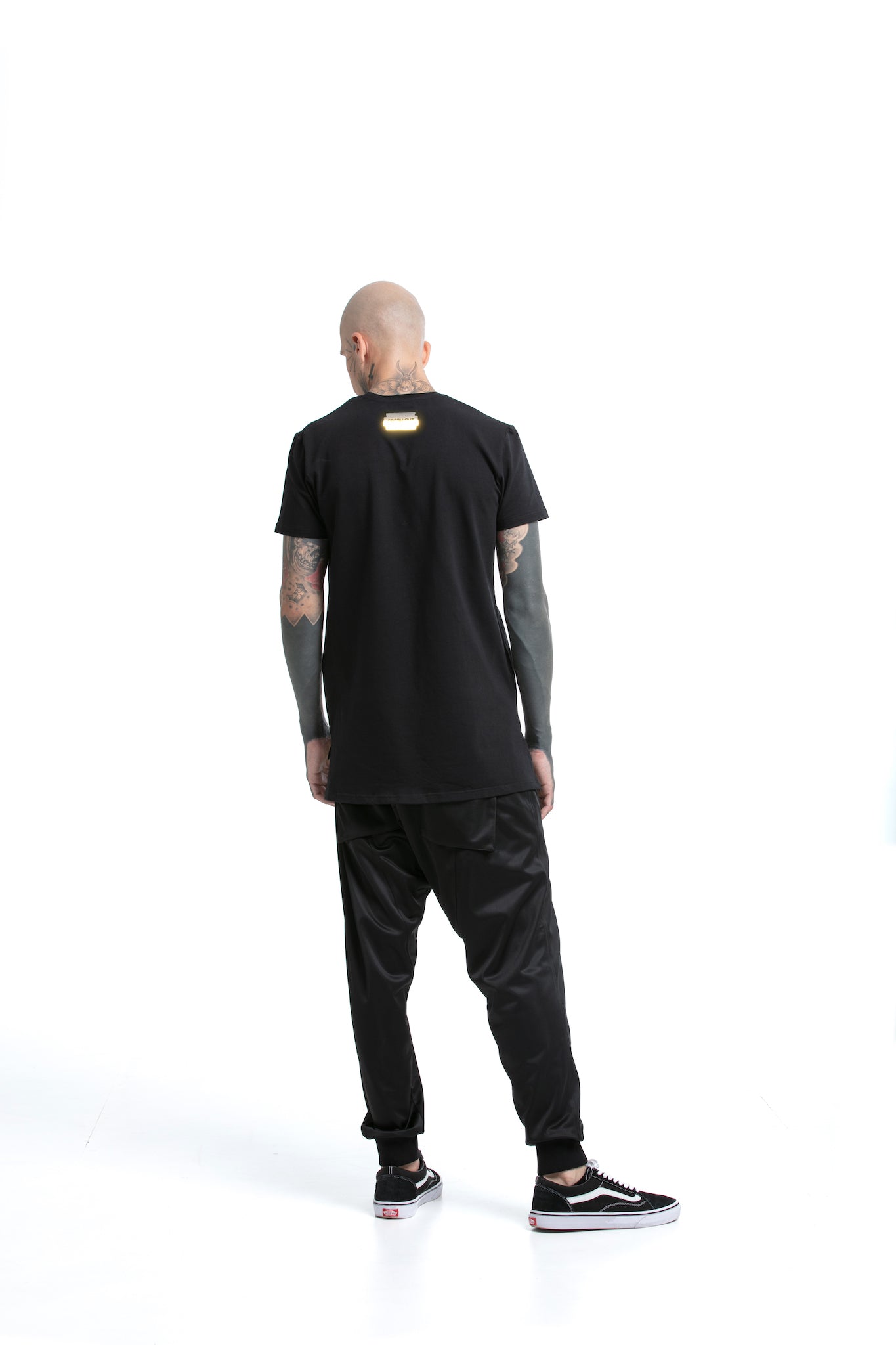 Reflektierendes Techno – T-Shirt mit normaler Passform und seitlichen Schnitten