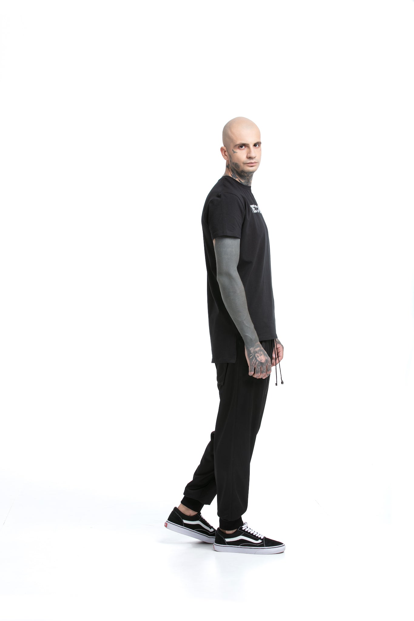 Reflektierendes Techno – T-Shirt mit normaler Passform und seitlichen Schnitten